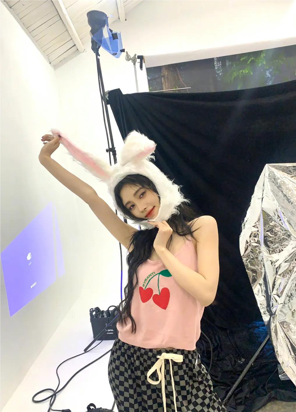 拥有兔子耳朵的鞠婧祎，可爱加倍，哪张美照让你眼前一亮呢？