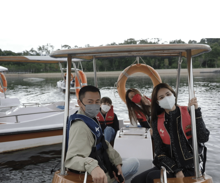 林峯为张馨月庆祝母亲节，与老婆贴脸合影笑容幸福，在线互相示爱