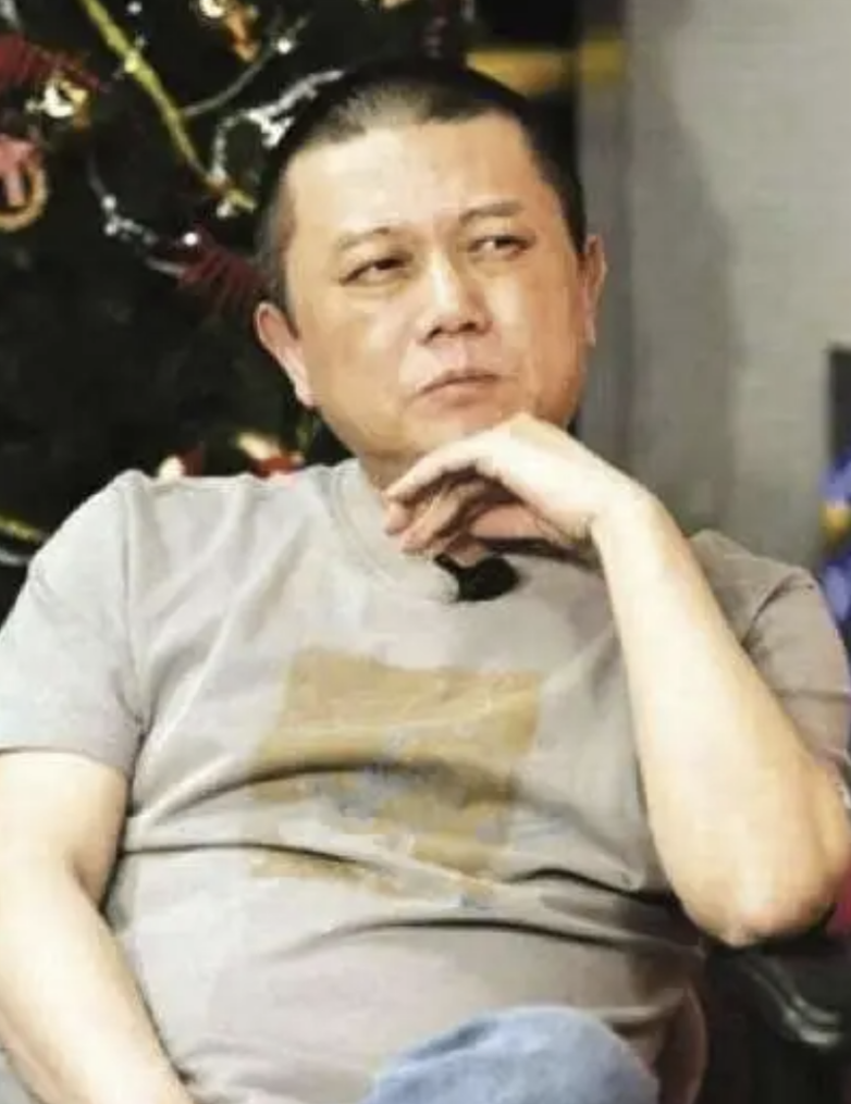 同是第五代顶流导演，把冯小刚张艺谋放在一起对比，差距就出来了