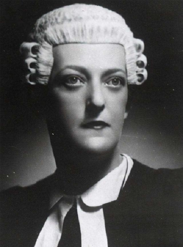 香港回归25年，这顶来自英国的假发戴着还有何意义？何不脱掉它？