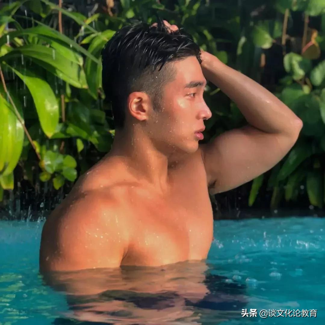 域外/韩国肌肉小哥演绎“在水一方”，侧颜太帅