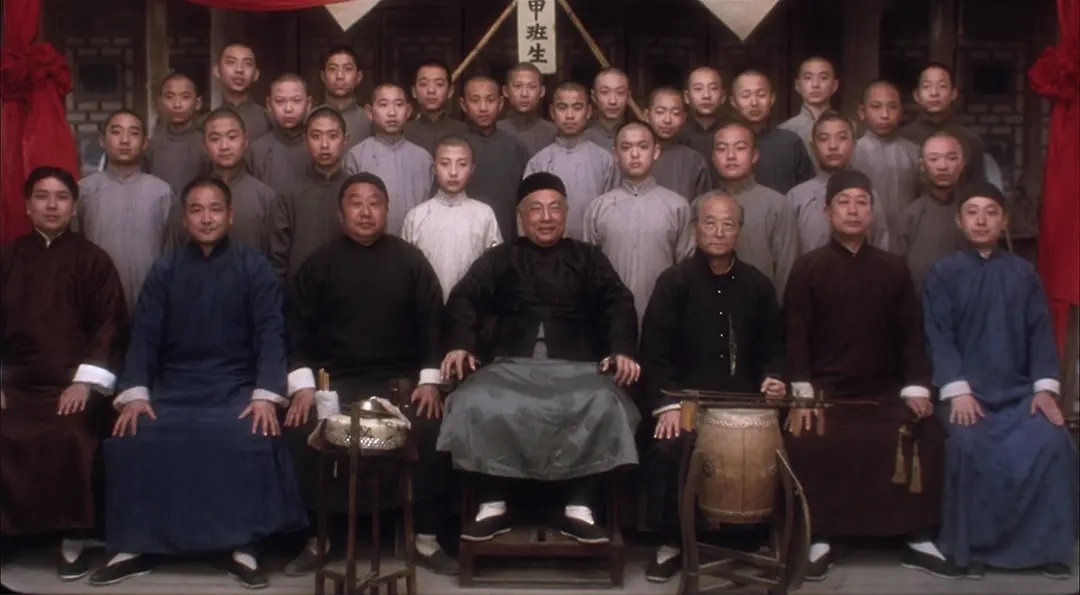 还记得《霸王别姬》的小豆子吗？一个要出家一个被张国荣改变命运