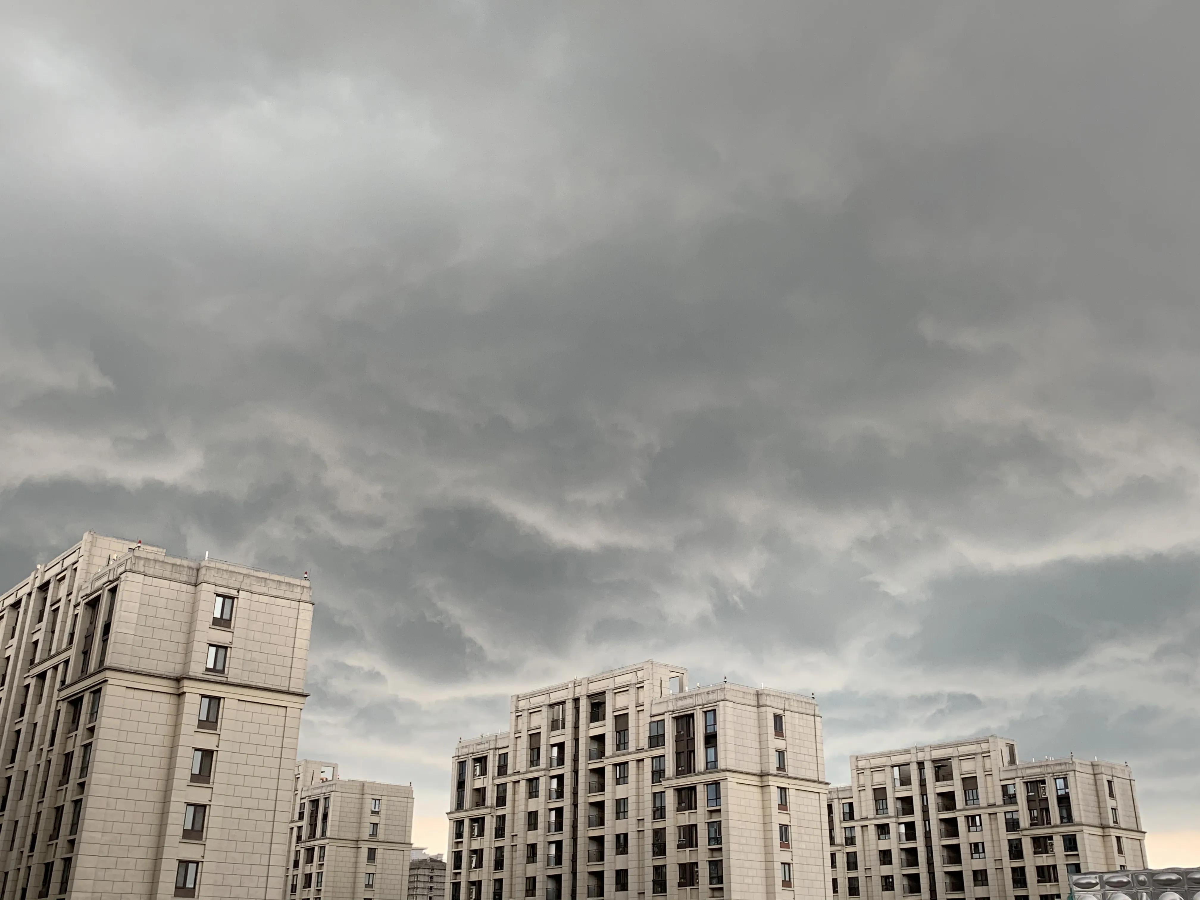 暴雨突袭上海堪比台风过境