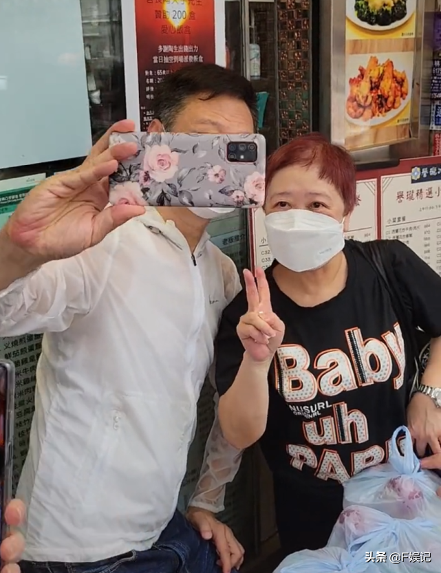 陶大宇大热天在街头派饭盒给老人家 热到汗都把白色外套变透明