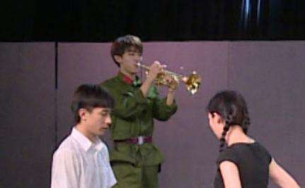 明星校园生活大不同！AB一周10块钱，郑恺开豪车上学，杨紫接地气