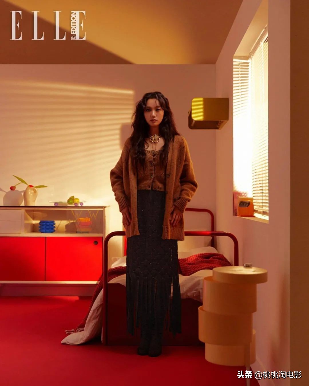 韩国女星金高银《ELLE》封面大片，烟熏妆羊毛卷酷劲十足