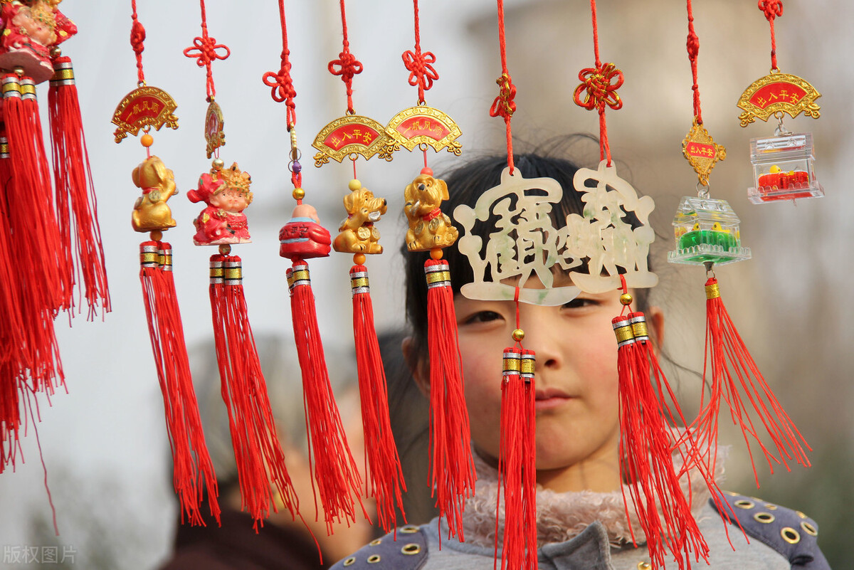 要想来年富，家中摆四物；这四物寓意吉祥，过年都摆上可博好彩头