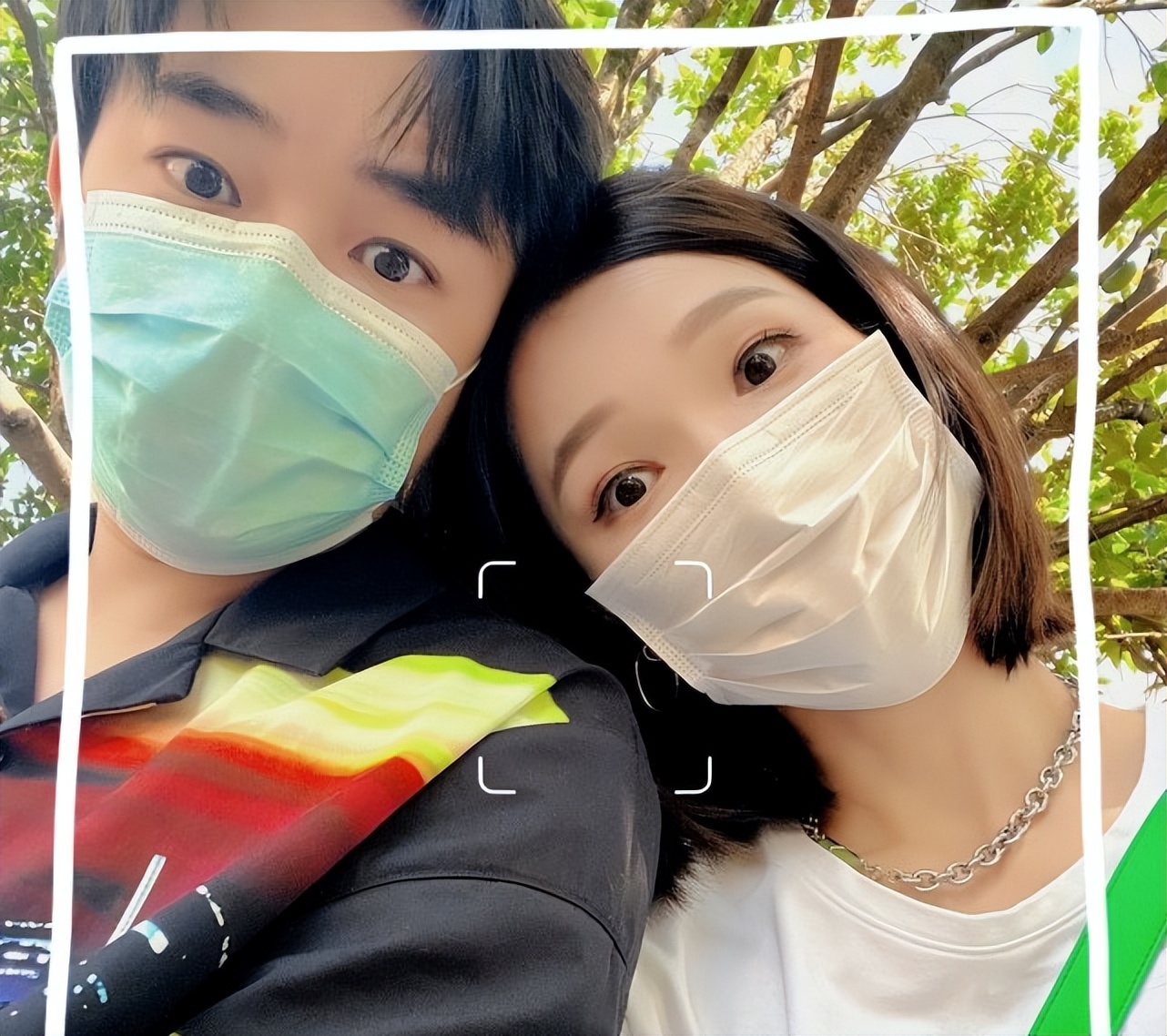 李亚男与两女儿跳舞，天韵手舞足蹈表演欲强，妹妹呆萌可爱像妈妈