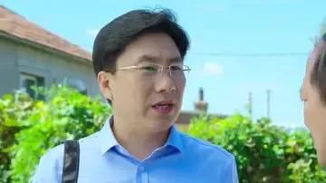 乡爱导演皮长山说以前拍戏都早早到片场没有请假的，现在抽空来拍