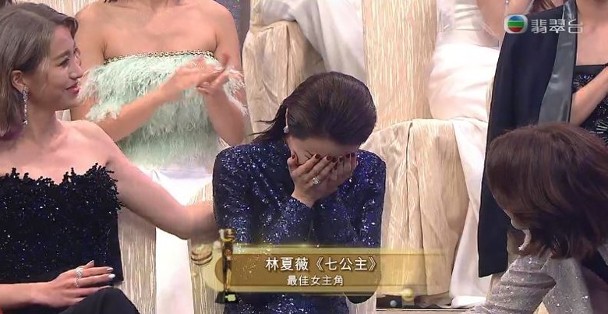 TVB颁奖礼上演宫斗，钟嘉欣痛失视后输给林夏薇是因为站错队？