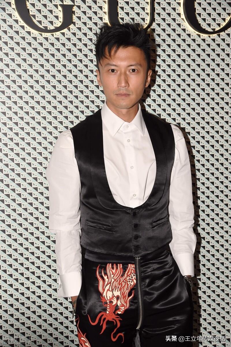 谢霆锋GUCCI旗舰开幕：白衬衫黑马甲，复古有型