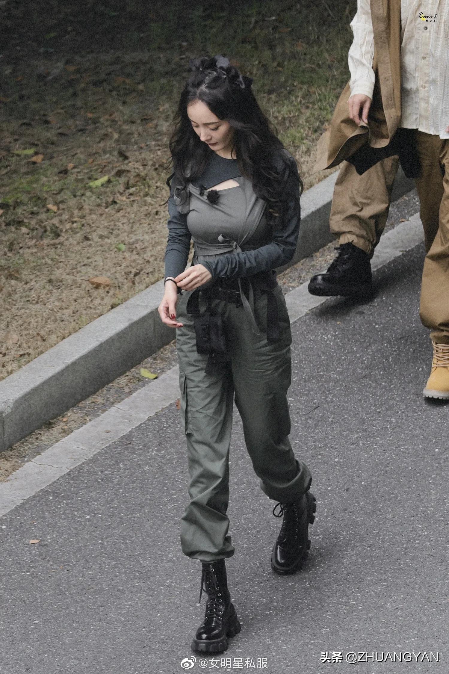 杨幂密室大逃脱的路透照公开，长得美身材辣，走起工装风又甜又酷