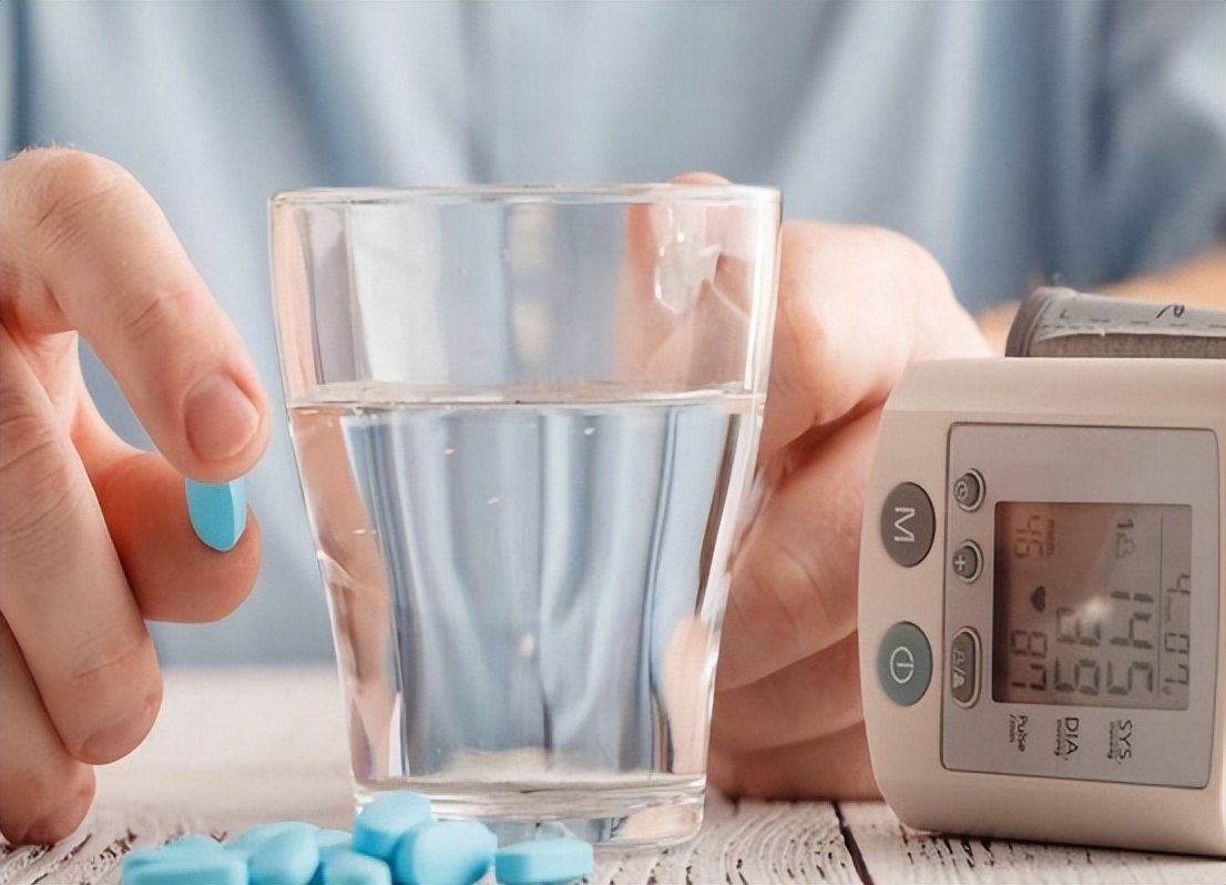 尿酸“超标”，身体会出现4个“信号”，占一个，也要开始控制