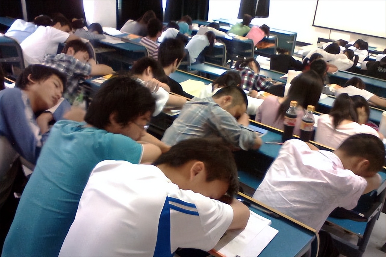 “校内”和“校外”颜值大对比！杨迪秒变蔡徐坤，只有性别对上了