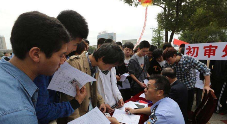 公务员政审有新规，两类大学生或将无法通过，成绩再优秀也没用