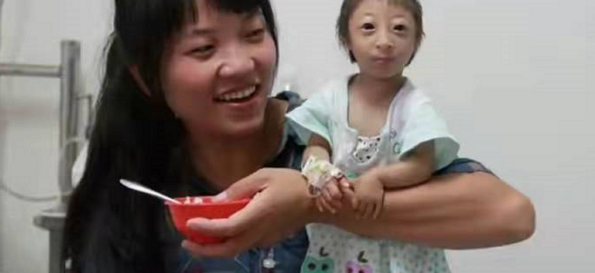 2009年，湖南女子生下重2斤“小猴子”，坐出租车被拒载：坐不下