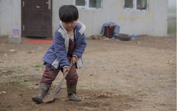 河北男孩逆袭记：9岁捡废品照顾瘫痪母亲，18岁744分考上清华大学