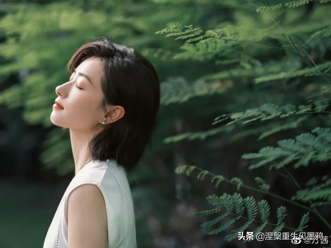 万茜晒随拍，白色连衣裙彰显出优雅亲和，知性大方