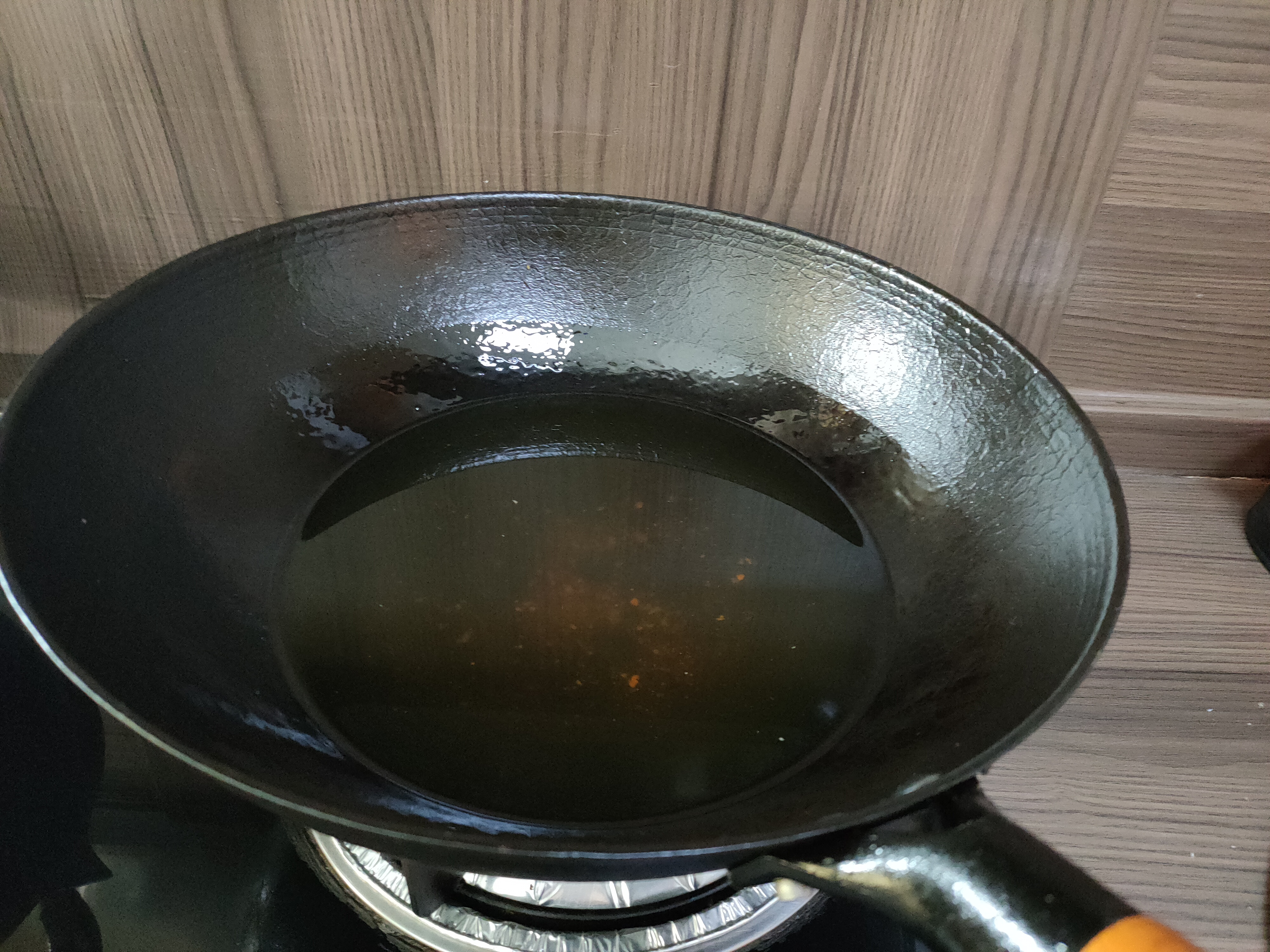 同样是炒锅，不粘锅和铁锅有啥不同？选对了炒菜才香