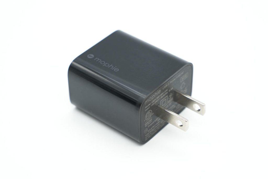 拆一款苹果官方合作品牌30W PD快充充电器，顶配iPhone 13全速充电