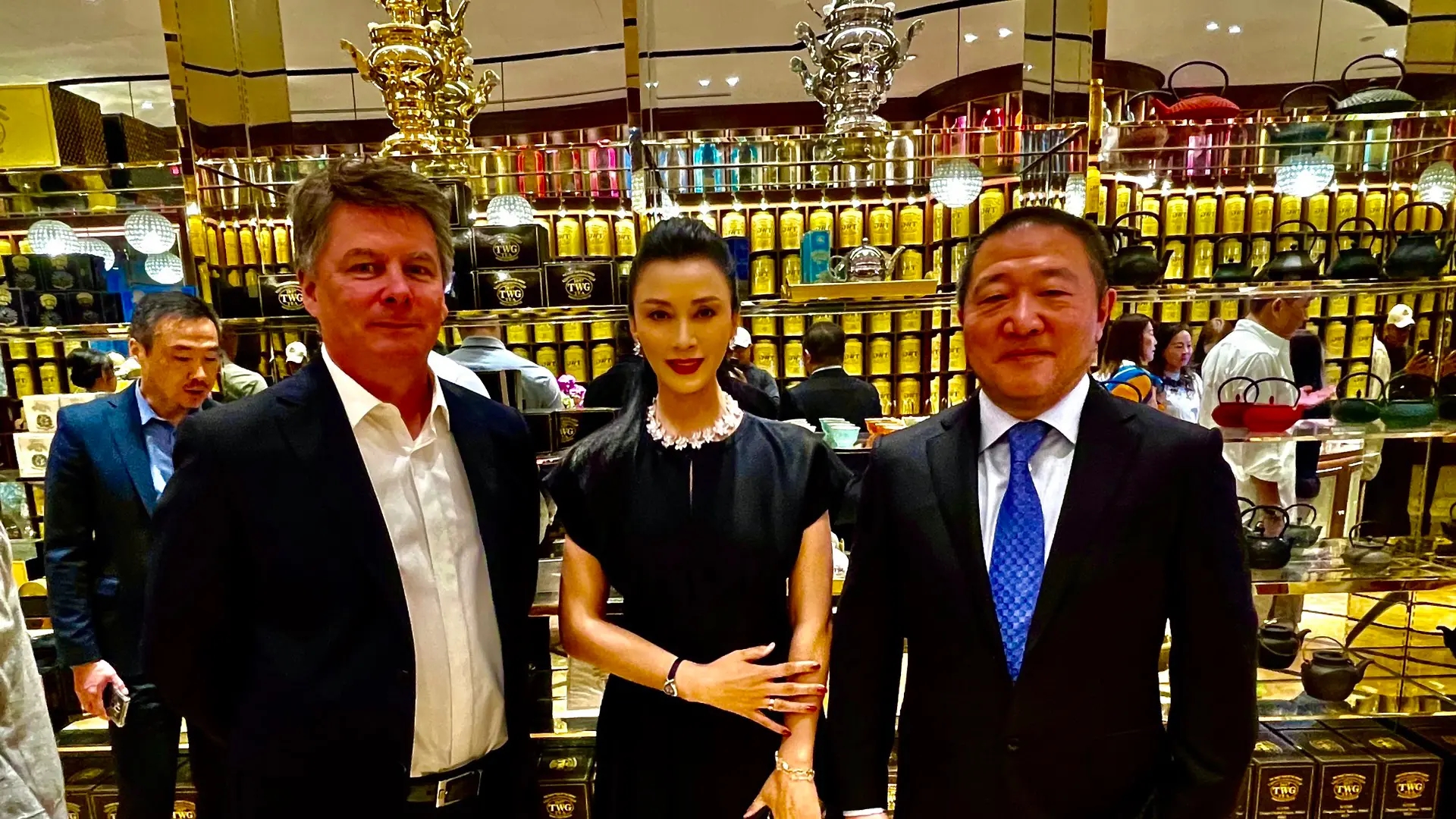 邵峰夫妇暂居加拿大！滑雪参加派对生活滋润，16岁女儿在当地出生