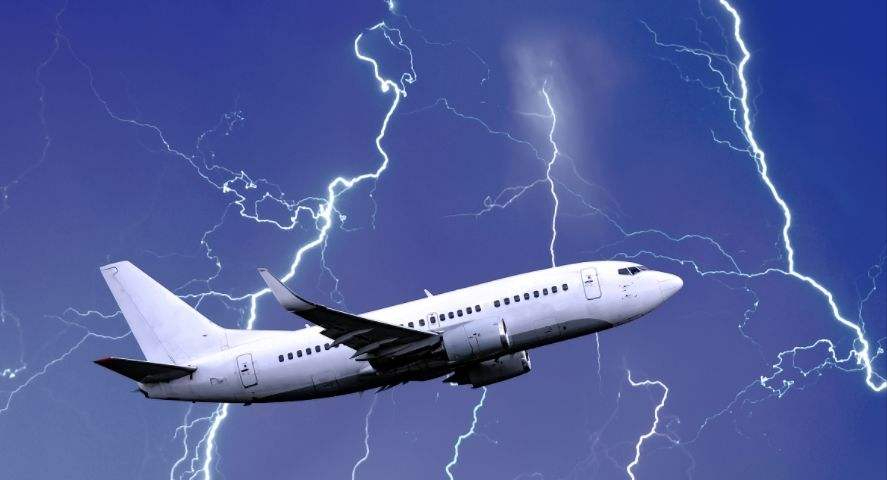 飞机时,空乘会要求乘客关闭手机,很大程度上,就是为了防止手机信号对