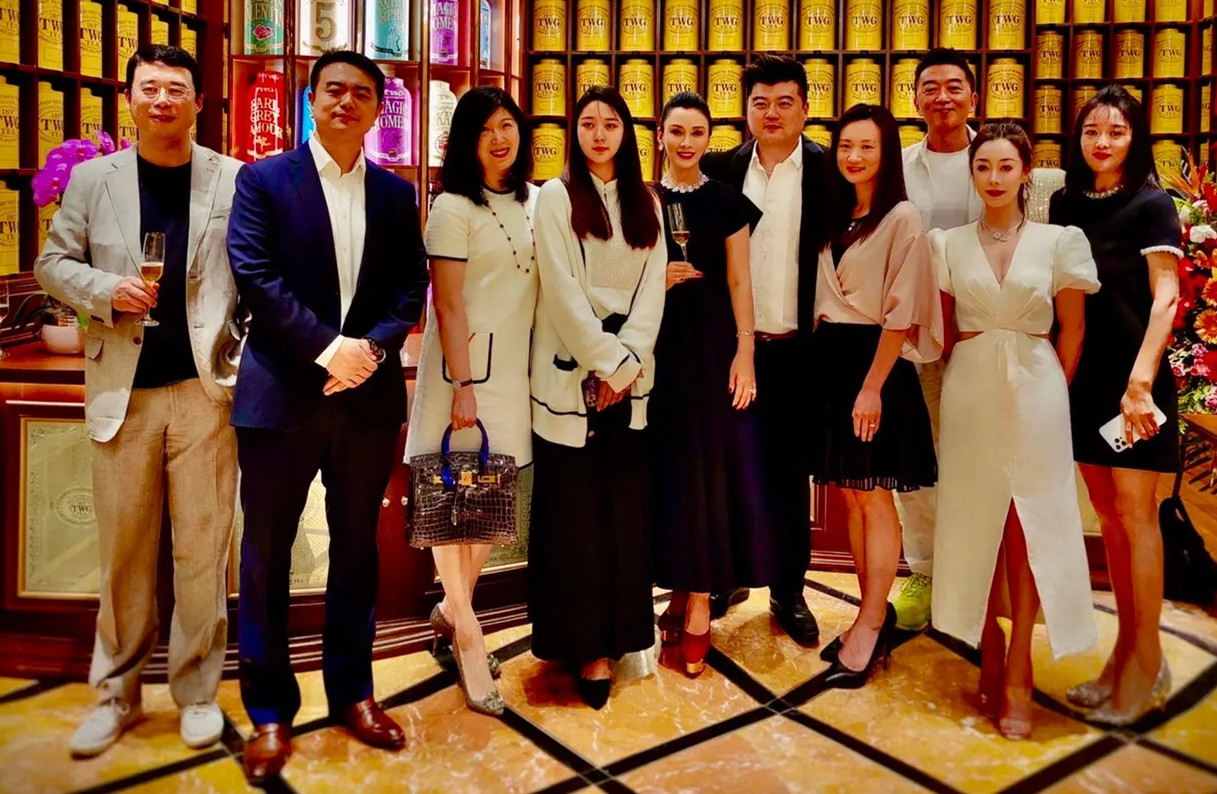 邵峰夫妇暂居加拿大！滑雪参加派对生活滋润，16岁女儿在当地出生