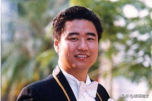 2005年，歌手丛飞因胃癌住院，资助的学生站在床头要钱