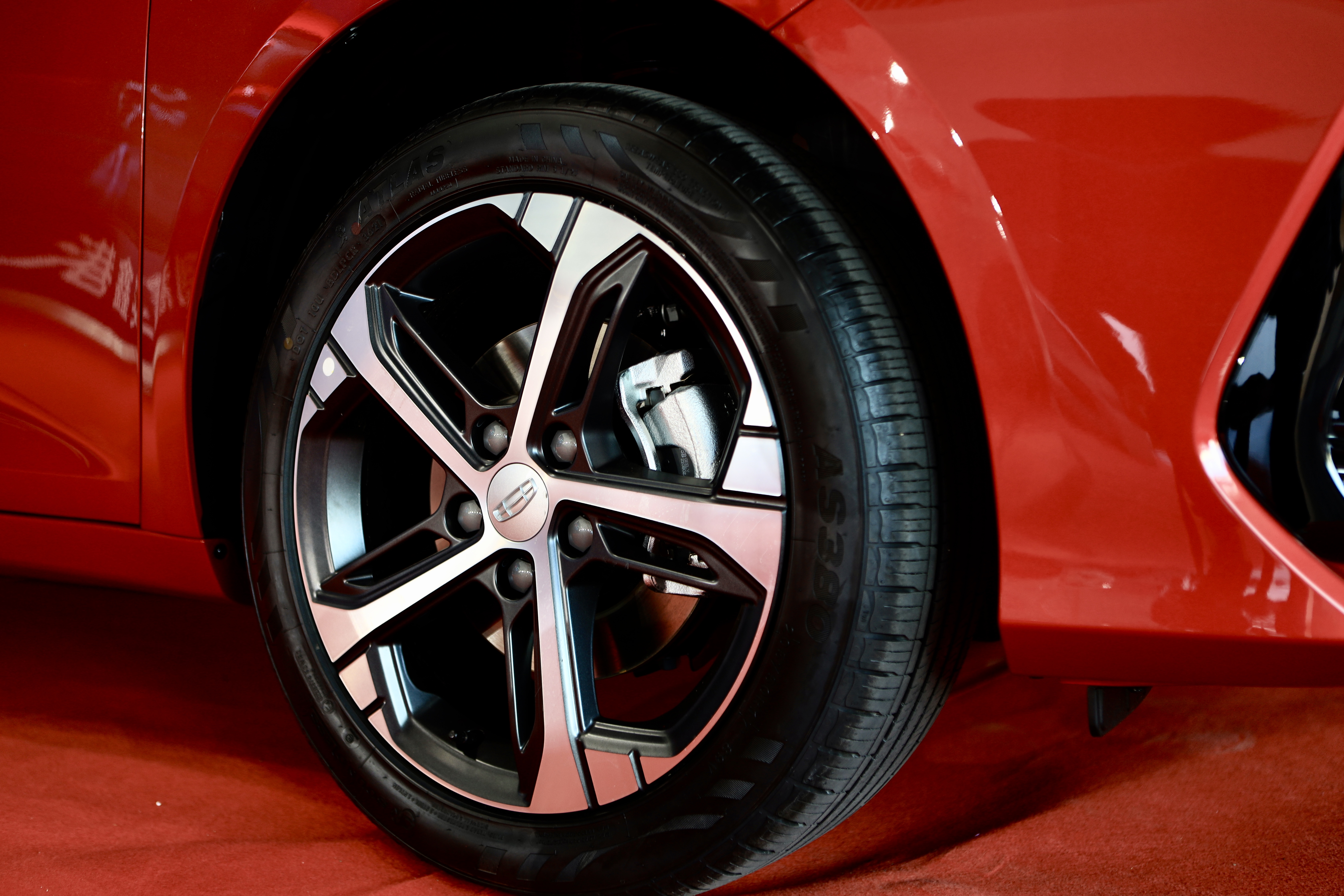 一鹿向上 探玩新春 吉利帝豪l"能量风暴"昆明上市