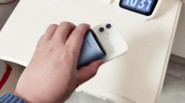 iPhone12的移动加油站：iWALK咔嗒宝磁吸移动电源