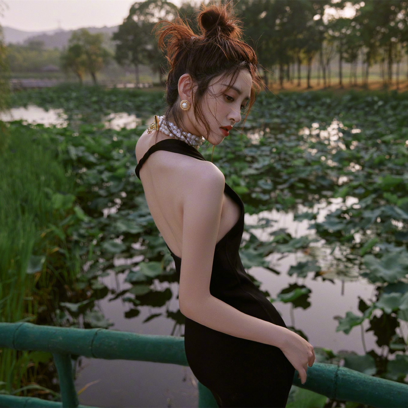 唐艺昕穿黑色连衣裙秀美背