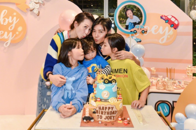 张晋带娃好有爱，搂着儿子唱粤语歌，乐儿扎小揪揪全程“冷漠脸”