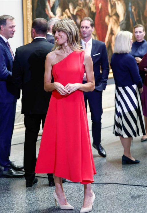 贝戈尼娅不愧是超模，穿红裙比22岁芬尼根瘦一圈，同框莱后也不输