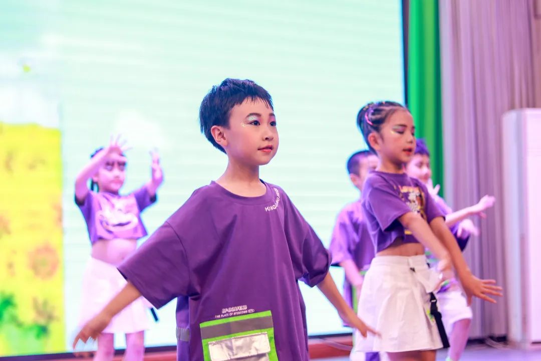 天府新区华阳实验小学举行“童星耀五月·艺术绽花开”群舞比赛