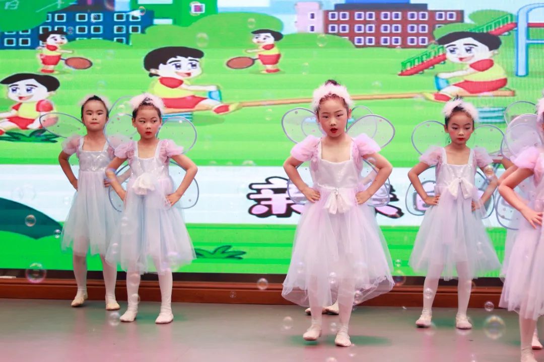 天府新区华阳实验小学举行“童星耀五月·艺术绽花开”群舞比赛