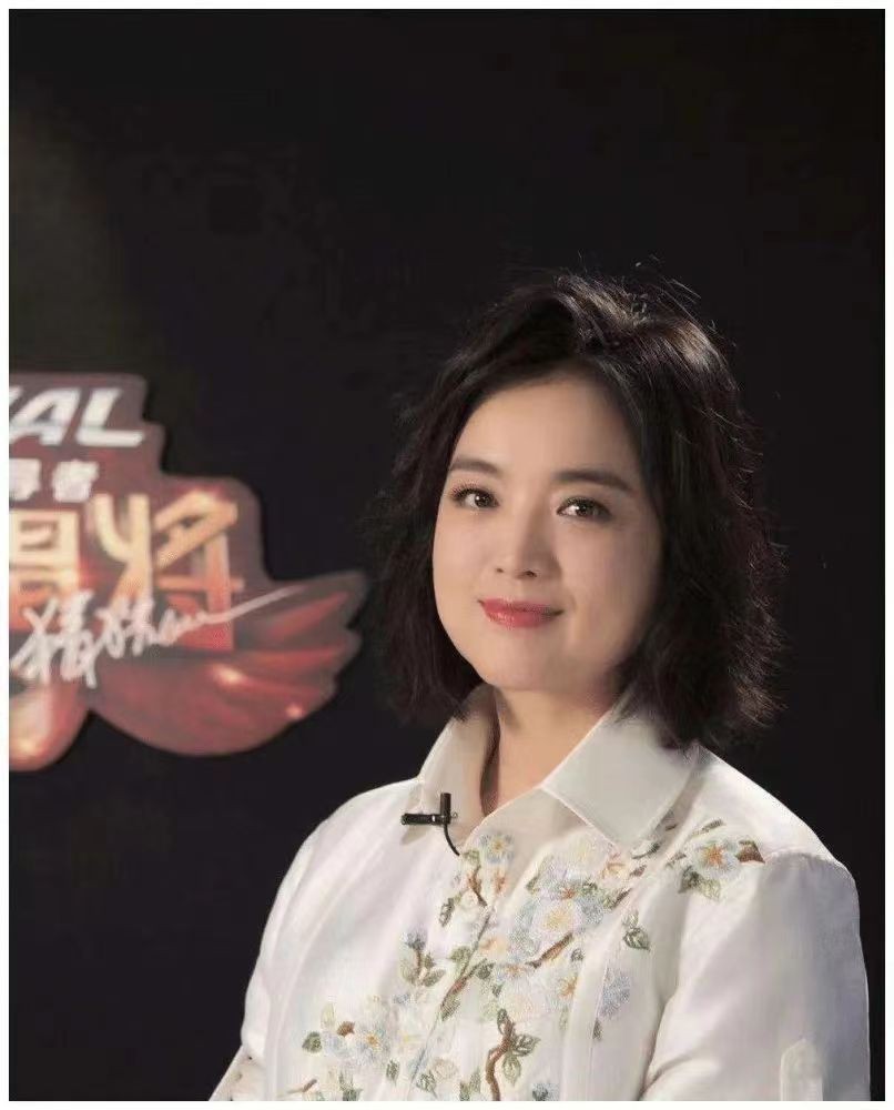 白雪：中年离异，二婚嫁小八岁的丈夫，如今爱情事业双丰收