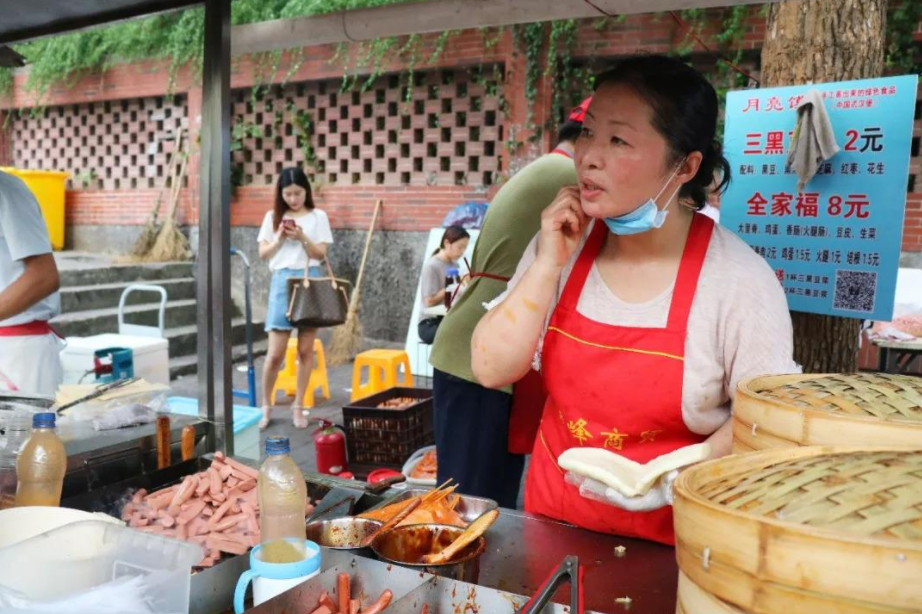 开奔驰、宝马去摆地摊，团队策划营销，摆地摊真的能发家致富了