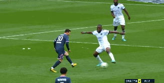 巴黎球迷怒了：梅西触球，漫天狂嘘！姆巴佩破门，起立鼓掌