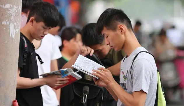 普通家庭供一个硕士生，3年得花多少钱？看完费用统计后家长头疼