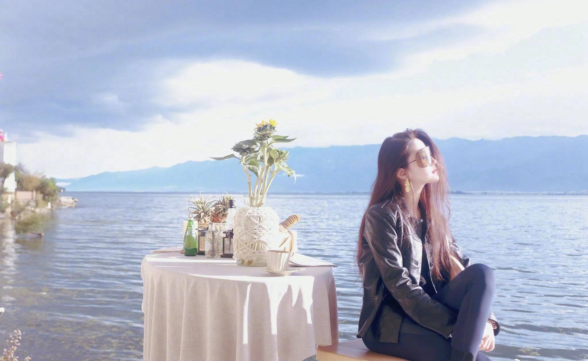 刘亦菲黑色皮衣