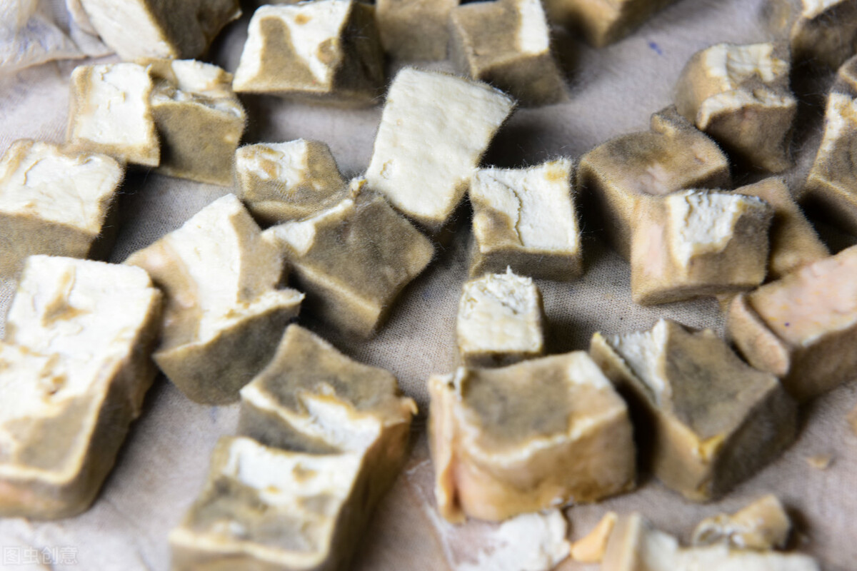 霉变食物内不是说会含有黄曲霉素吗,黄曲霉素又是个超强致癌物.