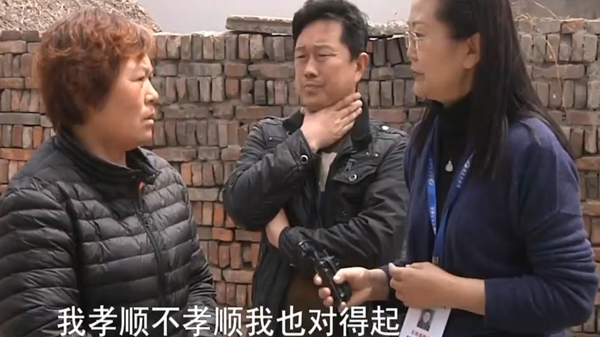 河南七旬老人哭诉儿子不孝顺，妯娌俩泼妇骂街，儿媳：一家养一个