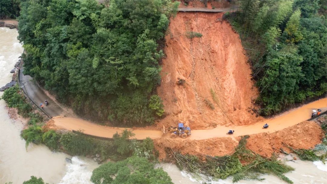 「防灾减灾」连城：暴雨致道路溜方受阻 部门联动抢修保畅通