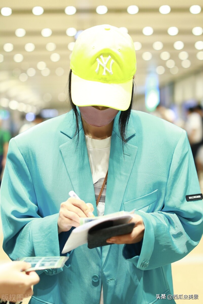 谭维维现身北京机场，湖蓝色西服个性靓眼