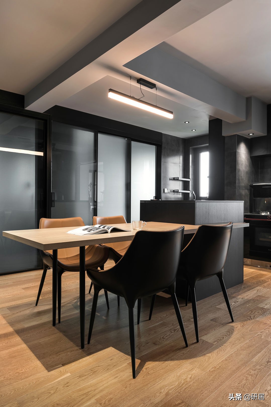这套65㎡改造有些特别，暗黑风格，制作睡眠舱，住一家4口好轻松