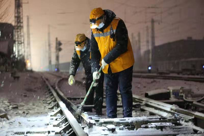 图片新闻：新乡电务段雪夜保畅通
