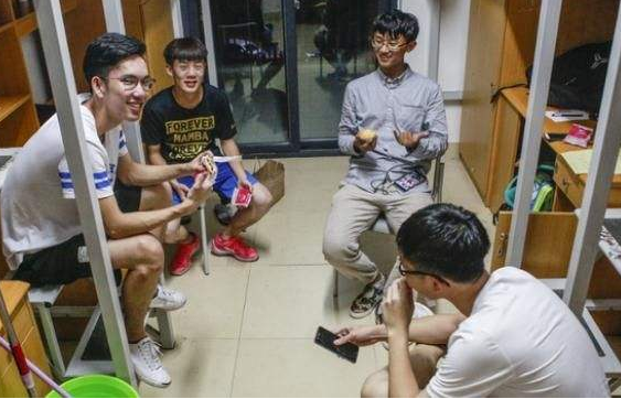 大学宿舍中不招人喜欢的室友，遇到一个就想换寝室，你遇到过吗？