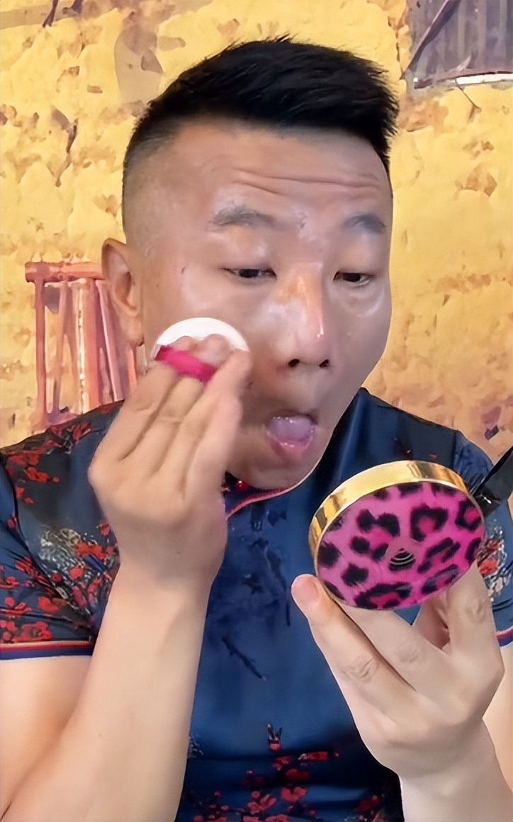 爱表演的生哥：模仿老太太走红圈粉400万，被赞“第二个宋小宝”
