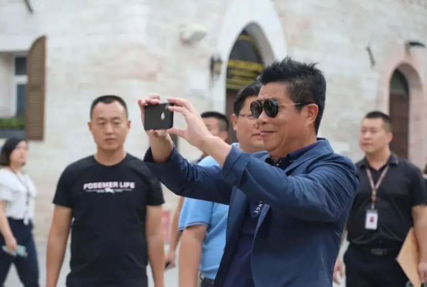 华谊王氏兄弟两人，挥金如土时有多辉煌，人走茶凉后就有多落魄