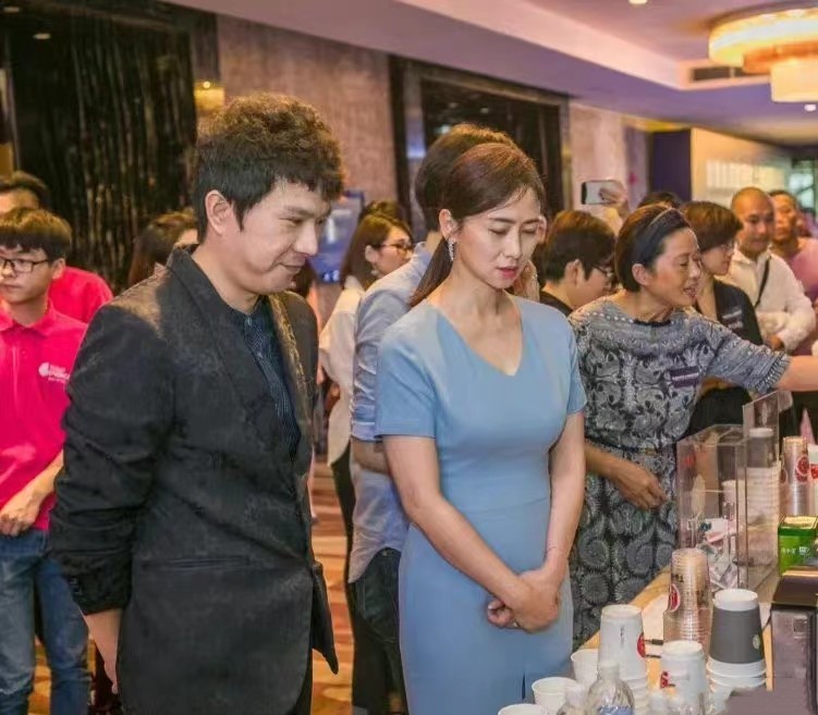 翁虹穿轻熟风的裙子，又优雅又高贵，显得还挺年轻的